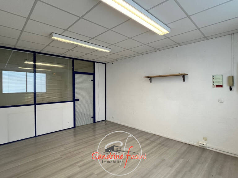 BUREAUX PROFESSIONNELS AVEC PARKING PRIVATIF - LOYER MENSUEL — photo 1