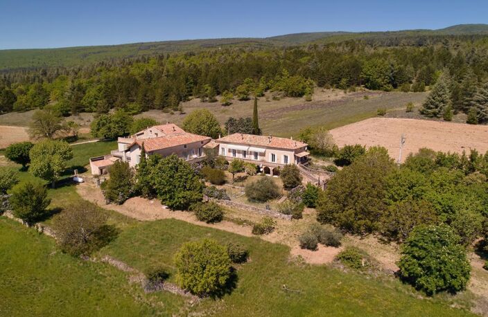 Domaine exceptionnel de plus de 900 m² de bâtis sur 75 hectares — photo 2
