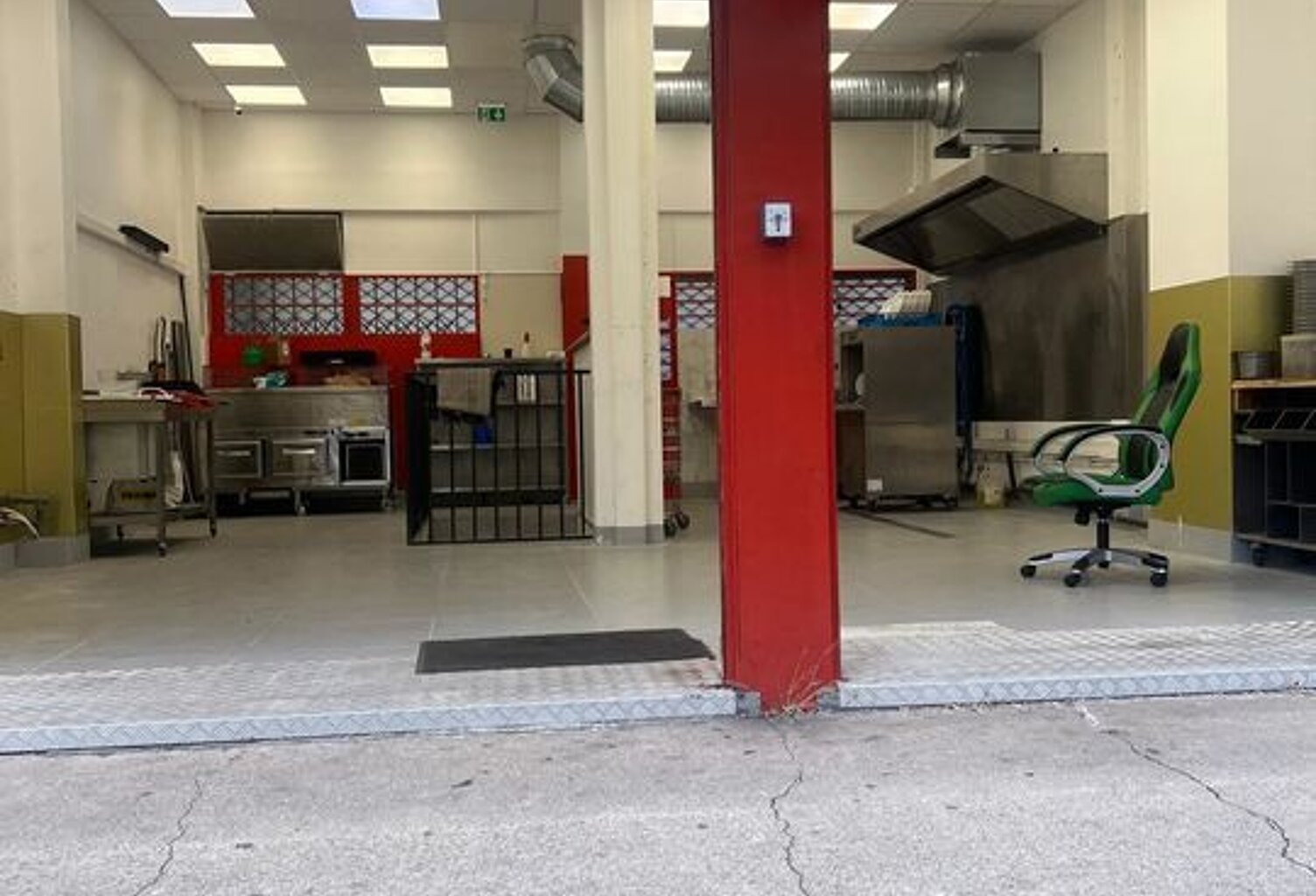 À VENDRE  Restaurant avec Appartement + Grand Sous-Sol — photo 1