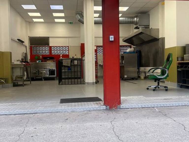 À VENDRE  Restaurant avec Appartement + Grand Sous-Sol — photo 1
