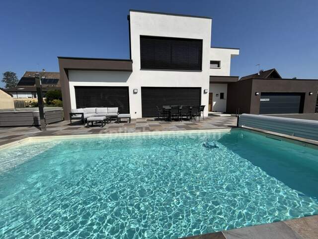 BETTENDORF, 2min de HIRSINGUE, Villa d'architecte, 222m² habitable (+400m² surface totale), suite parentale, piscine chauffée, pool house, jacuzzi, 14.87ares. Prestations haut de gamme — photo du bien