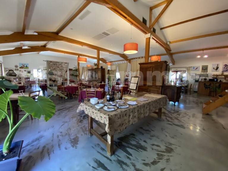 ENSEMBLE IMMOBILIER PROFESSIONNEL DONT RESTAURANT TYPIQUE DE LA BRESSE ET SON LOGEMENT DE FONCTION. MURS ET FONDS DE COMMERCE  A VENDRE — photo 1