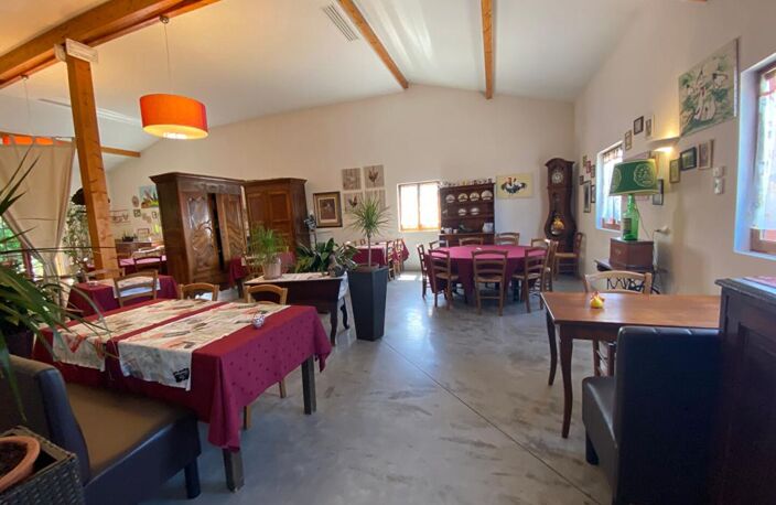 ENSEMBLE IMMOBILIER PROFESSIONNEL DONT RESTAURANT TYPIQUE DE LA BRESSE ET SON LOGEMENT DE FONCTION. MURS ET FONDS DE COMMERCE  A VENDRE — photo 2