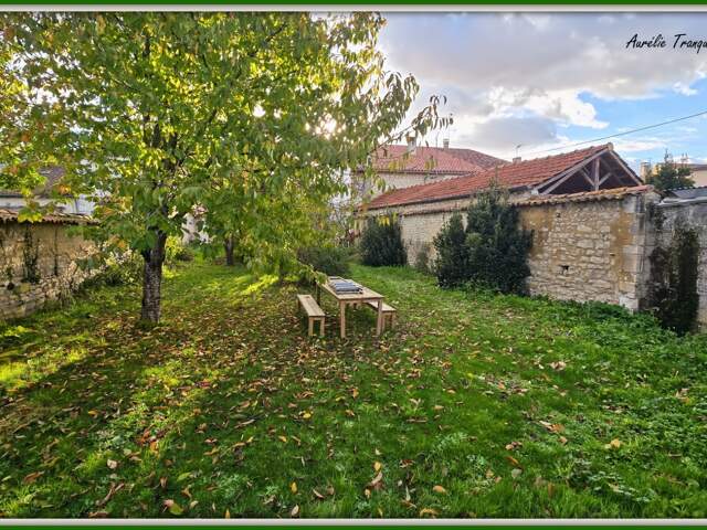 Maison à vendre 5 pièces d'environ 126m² à SAINT JEAN D'ANGELY (17) 4 chambres, 1 garage, proche centre ville, sur un terrain d'environ 400m² — photo du bien