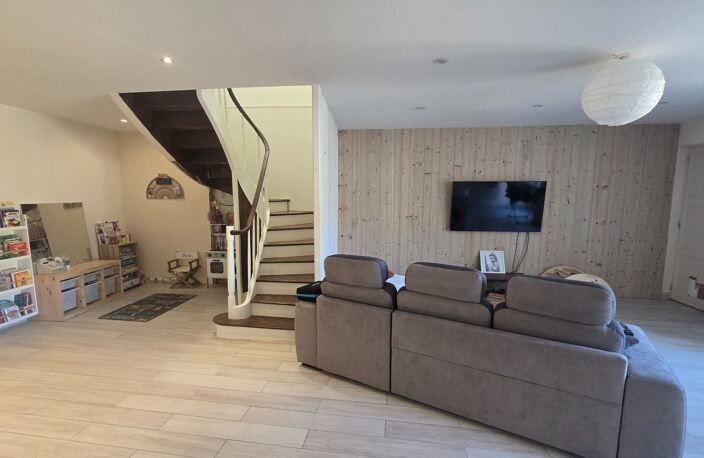Maison à vendre 5 pièces d'environ 126m² à SAINT JEAN D'ANGELY (17) 4 chambres, 1 garage, proche centre ville, sur un terrain d'environ 400m² — photo 5