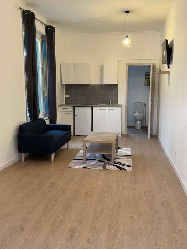 Location Studio 25 m² à Lyon 8 700 ¤ CC /mois
