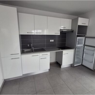 Appartement 3 pièces 884 €