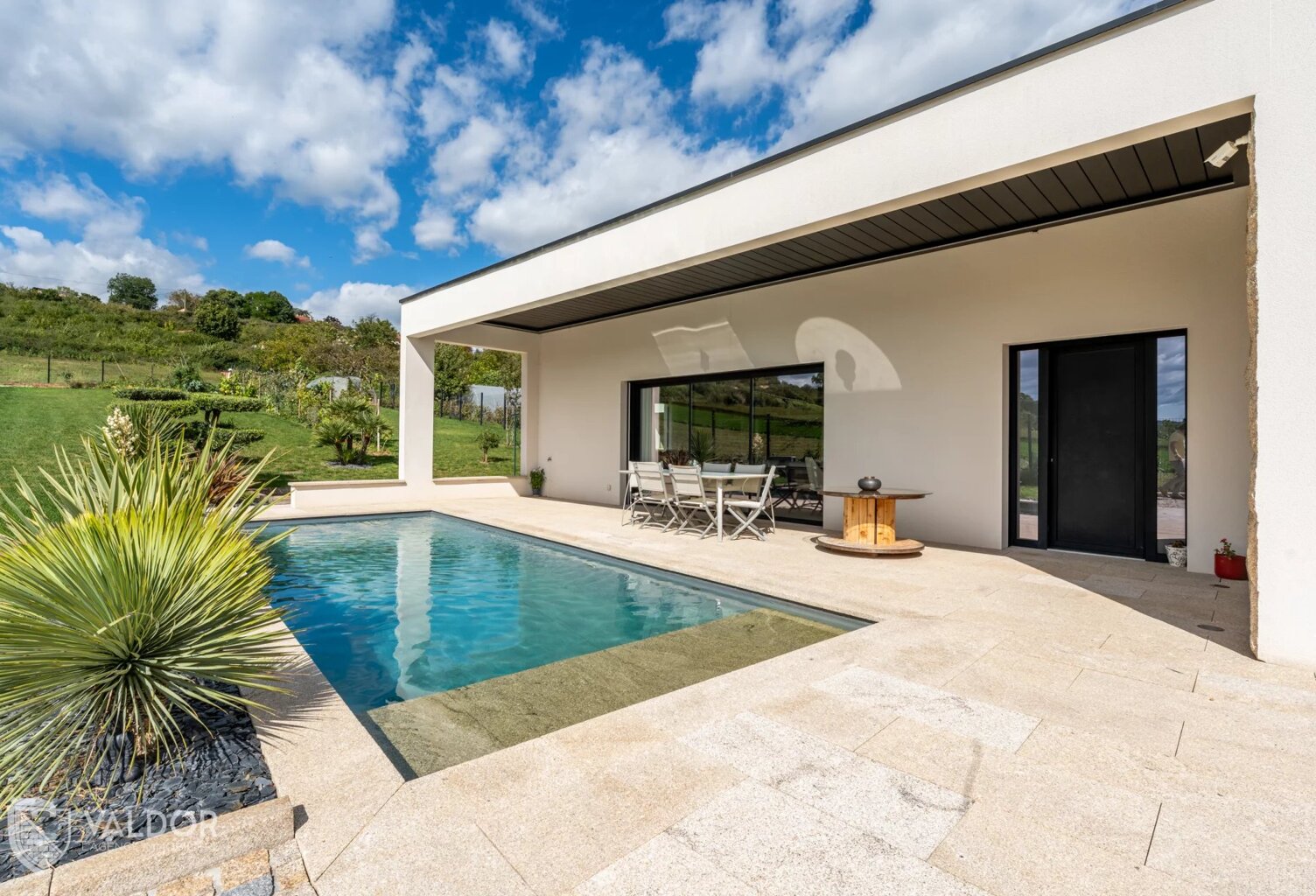 Maison contemporaine de plain-pied de 2022, de 250 m² — photo 1