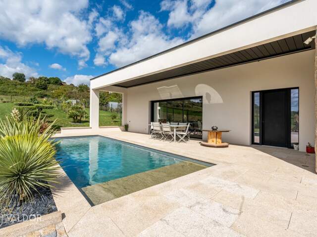 Maison contemporaine de plain-pied de 2022, de 250 m² — photo du bien