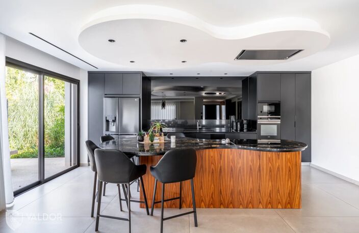 Maison contemporaine de plain-pied de 2022, de 250 m² — photo 3