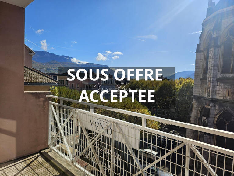 VOIRON - Duplex avec balcons de 72 m² Carrez hypercentre — photo 1