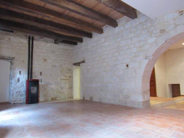 GRANDE MAISON MEDIEVALE  DE VILLAGE ENTIEREMENT RENOVEE DPE EN B AVEC UNE PETITE MAISON QUI SERT DE GARAGE   290000€ — photo du bien