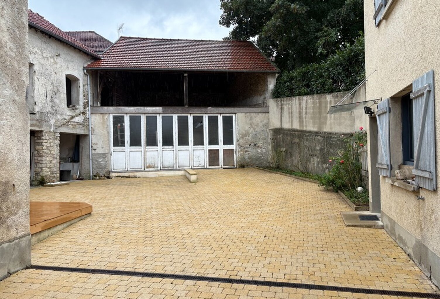 Bazemont centre – Ensemble immobilier 160 m² + dépendances – 6 pièces — photo 1