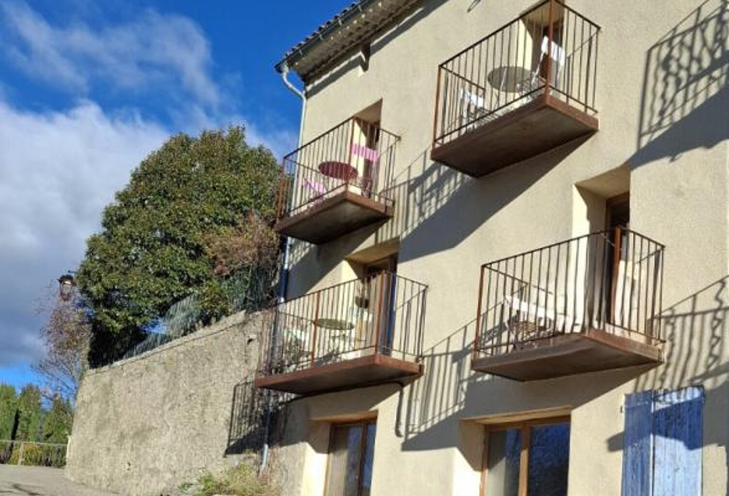 MAISON DE VILLAGE RENOVEE 7 PIECES 184 M² AVEC BALCONS AUX CHAMBRES, UN APPARTEMENT T2 INDEPENDANT DE 30 M² AVEC UNE TERRASSE 245000  AUREL 84390 — photo 1