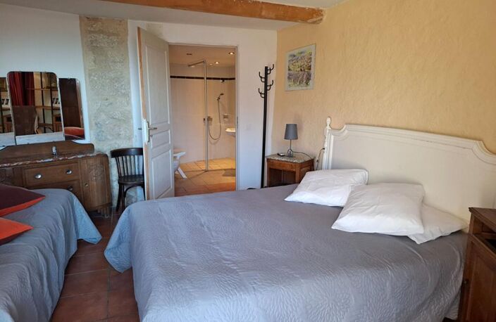 MAISON DE VILLAGE RENOVEE 7 PIECES 184 M² AVEC BALCONS AUX CHAMBRES, UN APPARTEMENT T2 INDEPENDANT DE 30 M² AVEC UNE TERRASSE 245000  AUREL 84390 — photo 2