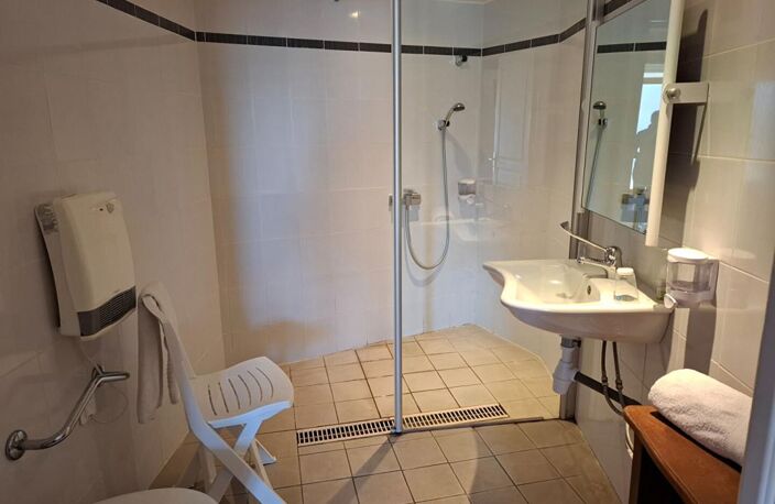 MAISON DE VILLAGE RENOVEE 7 PIECES 184 M² AVEC BALCONS AUX CHAMBRES, UN APPARTEMENT T2 INDEPENDANT DE 30 M² AVEC UNE TERRASSE 245000  AUREL 84390 — photo 3