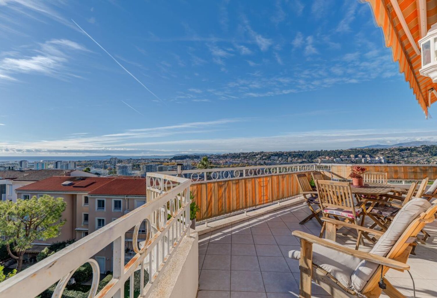 DERNIER ETAGE + GRANDE TERRASSE + VUE MER + DEUX GARAGES (un en sus du prix) — photo 1