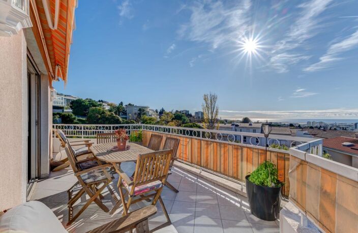 DERNIER ETAGE + GRANDE TERRASSE + VUE MER + DEUX GARAGES (un en sus du prix) — photo 2