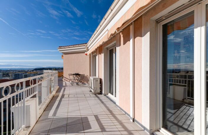 DERNIER ETAGE + GRANDE TERRASSE + VUE MER + DEUX GARAGES (un en sus du prix) — photo 3
