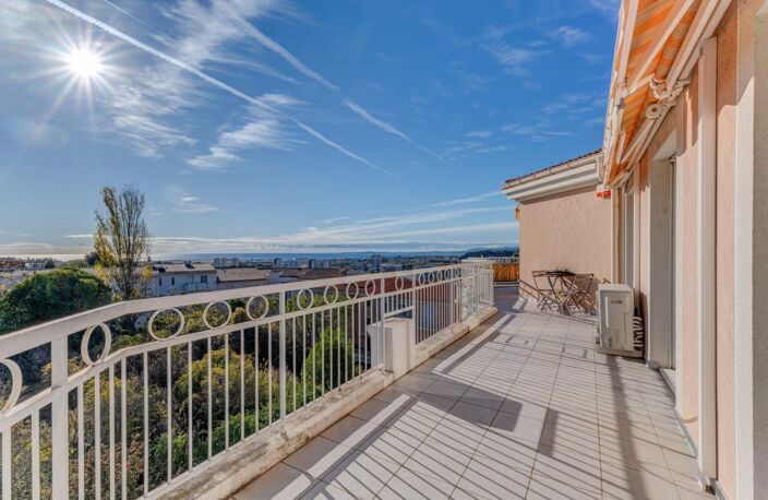 DERNIER ETAGE + GRANDE TERRASSE + VUE MER + DEUX GARAGES (un en sus du prix) — photo 4
