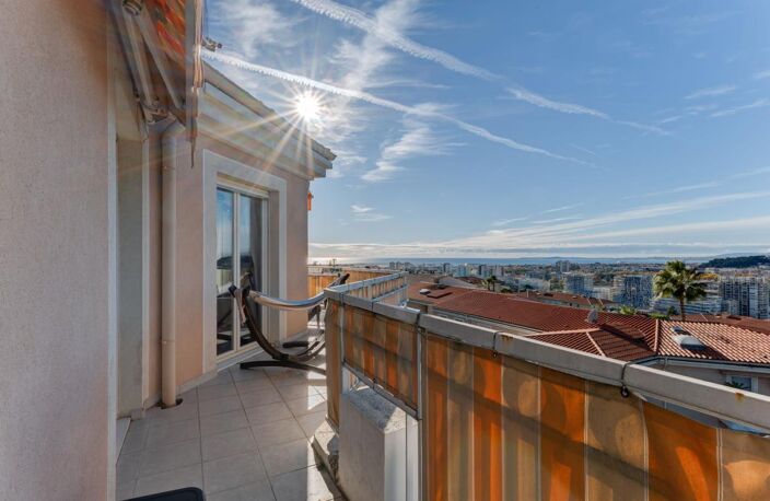 DERNIER ETAGE + GRANDE TERRASSE + VUE MER + DEUX GARAGES (un en sus du prix) — photo 5