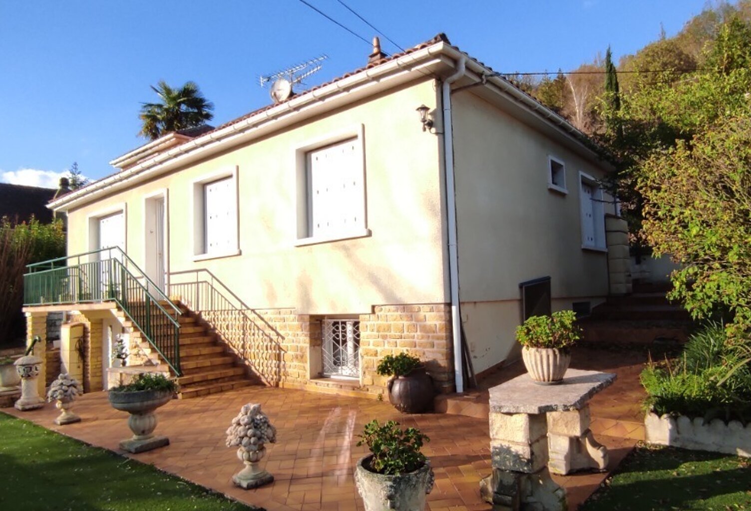 A SAISIR ! JOLIE MAISON DE 121 M² SH TBE, 4 CHAMBRES + STUDIO MEUBLÉ + VERANDA  ET GARAGE LE TOUT SUR 627 M² DE TERRAIN CLOS. — photo 1