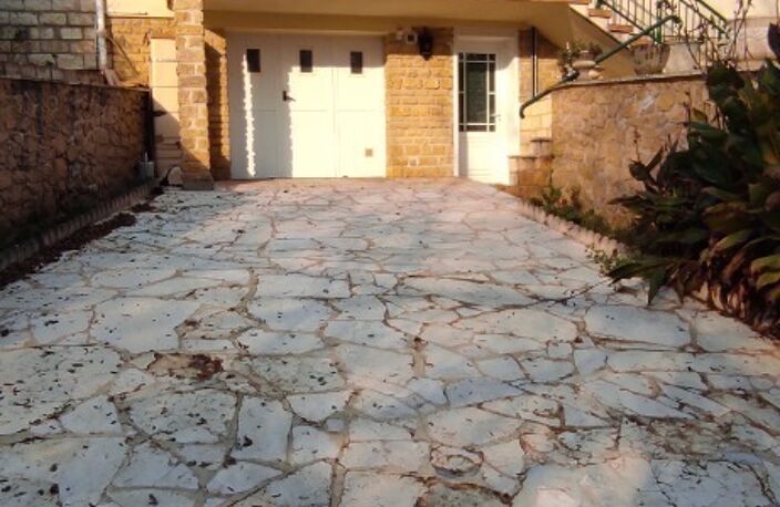 A SAISIR ! JOLIE MAISON DE 121 M² SH TBE, 4 CHAMBRES + STUDIO MEUBLÉ + VERANDA  ET GARAGE LE TOUT SUR 627 M² DE TERRAIN CLOS. — photo 2