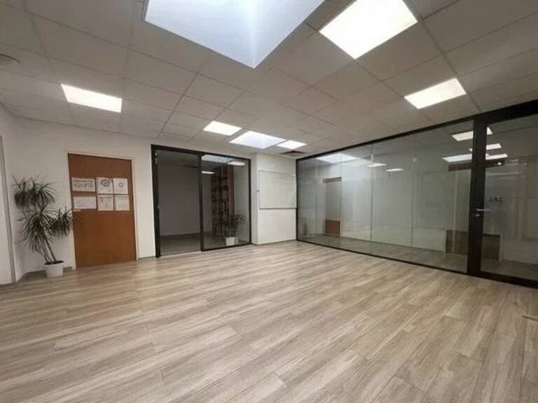 Nîmes, Ville Active, Valmedica, plateau 212m² de 7 bureaux, salle d''attente, sanitaires, salle de repos — photo 1