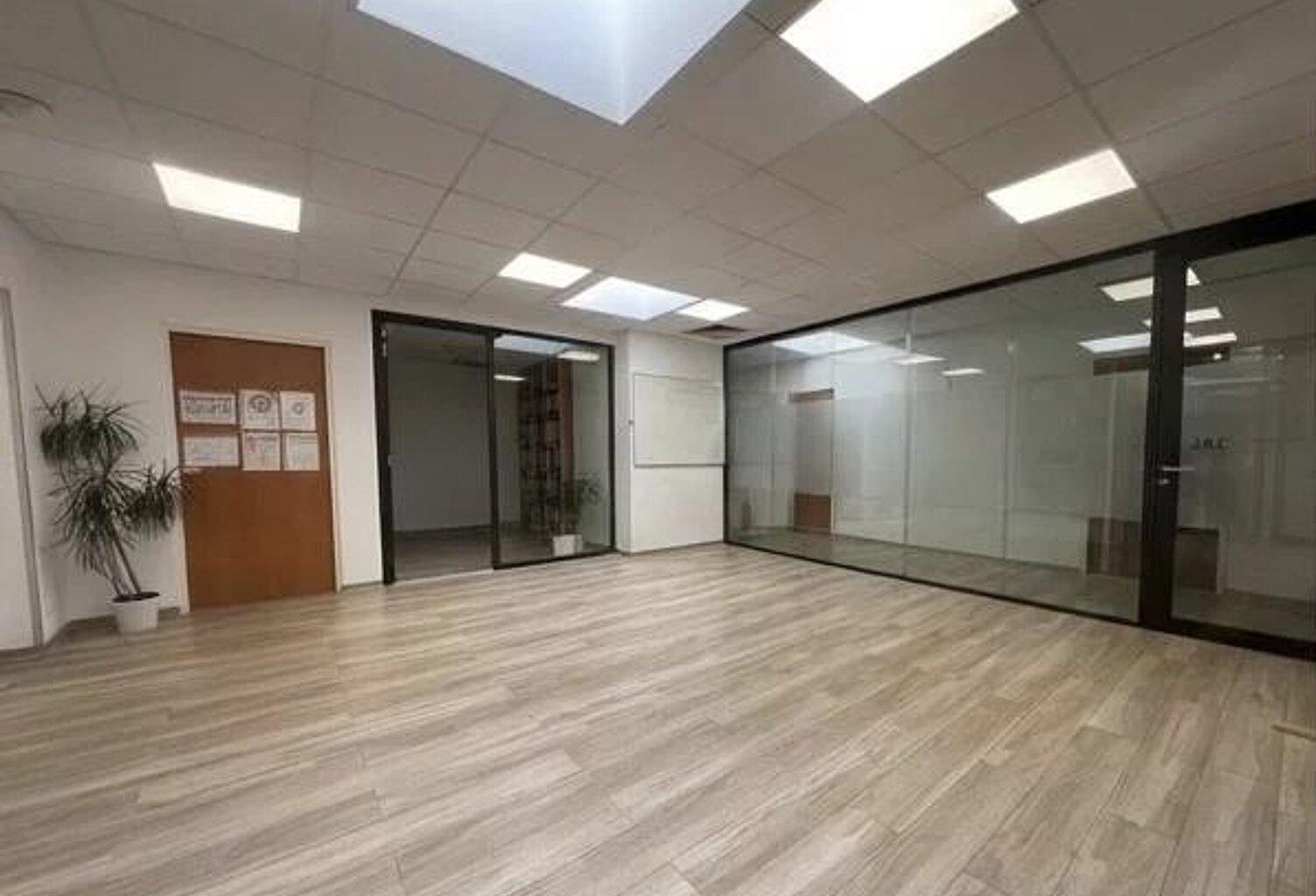 Nîmes, Ville Active, Valmedica, plateau 212m² de 7 bureaux, salle d''attente, sanitaires, salle de repos — photo 1