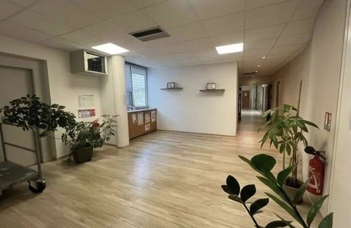 Nîmes, Ville Active, Valmedica, plateau 212m² de 7 bureaux, salle d''attente, sanitaires, salle de repos — photo 2