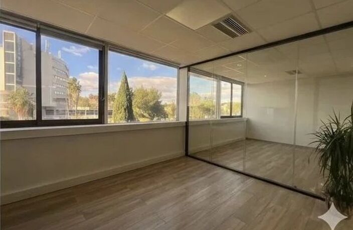 Nîmes, Ville Active, Valmedica, plateau 212m² de 7 bureaux, salle d''attente, sanitaires, salle de repos — photo 3