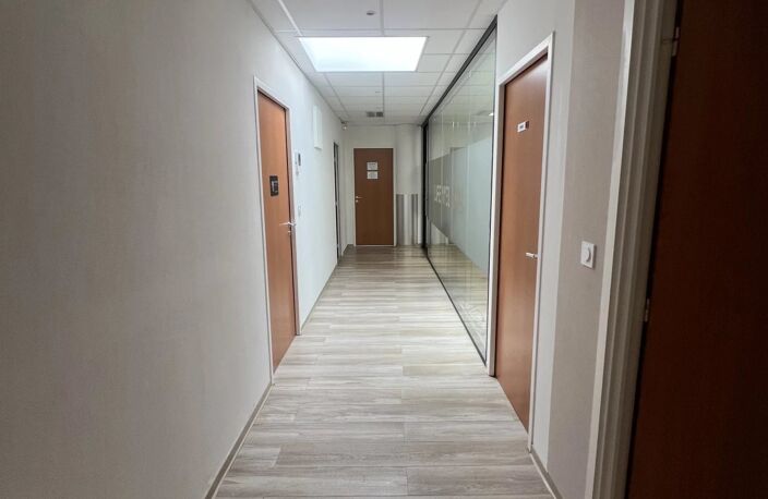 Nîmes, Ville Active, Valmedica, plateau 212m² de 7 bureaux, salle d''attente, sanitaires, salle de repos — photo 4