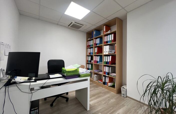 Nîmes, Ville Active, Valmedica, plateau 212m² de 7 bureaux, salle d''attente, sanitaires, salle de repos — photo 5