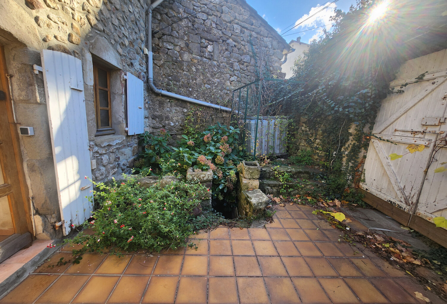 Maison de hameau en pierre sur un terrain attenant de 200 m2 — photo 1