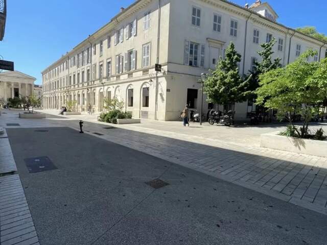 EMPLACEMENT PREMIUM : Nîmes, centre-ville, face à la Maison Carrée, local commercial 90m², possibilité restauration ou autre — photo du bien