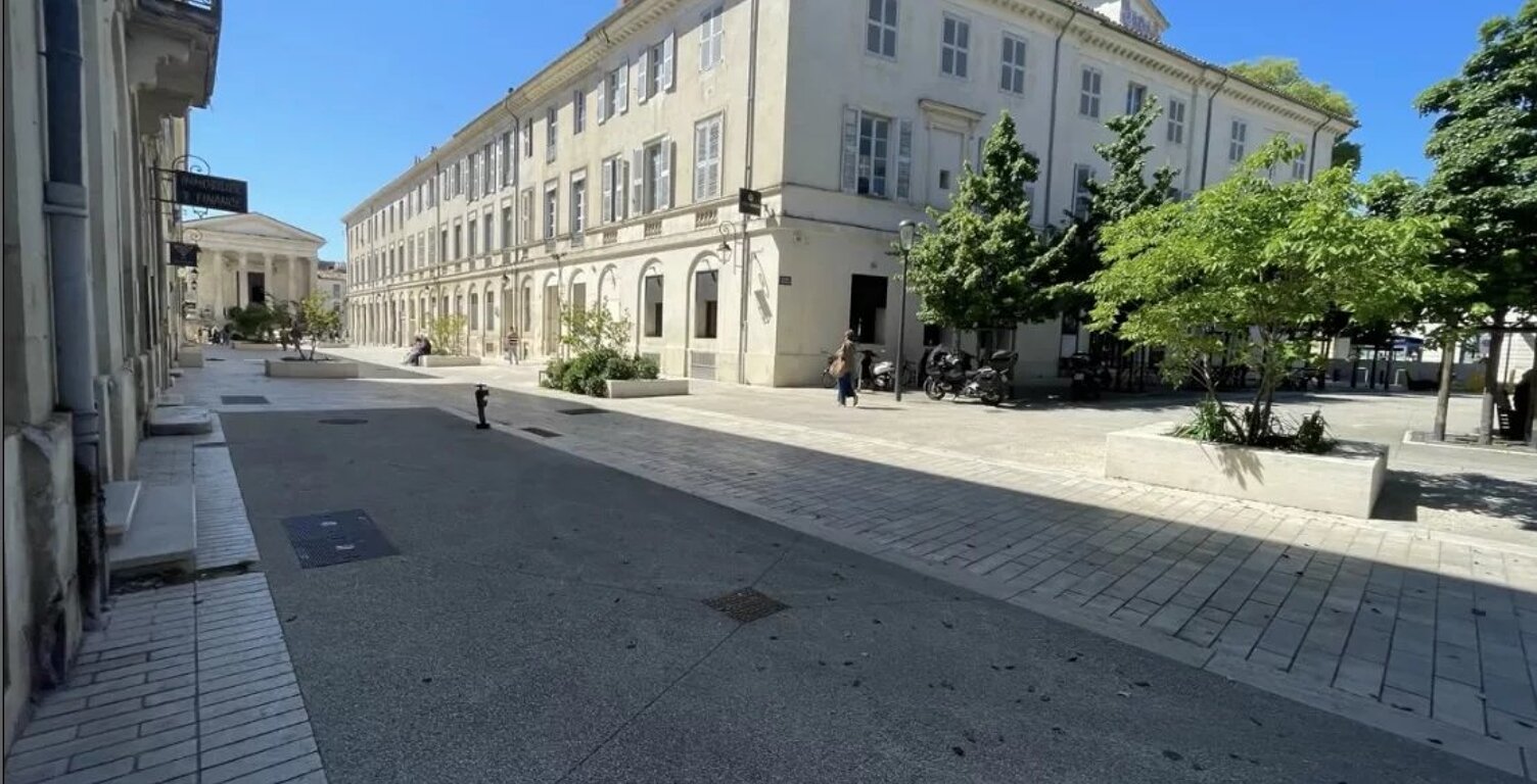 EMPLACEMENT PREMIUM : Nîmes, centre-ville, face à la Maison Carrée, local commercial 90m², possibilité restauration ou autre — photo 1