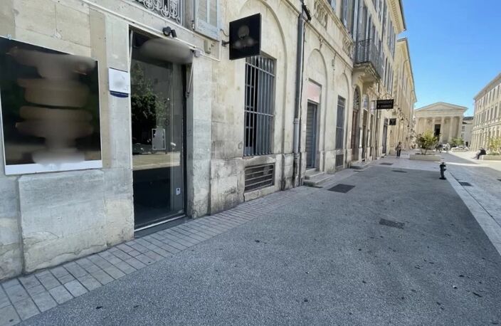 EMPLACEMENT PREMIUM : Nîmes, centre-ville, face à la Maison Carrée, local commercial 90m², possibilité restauration ou autre — photo 2