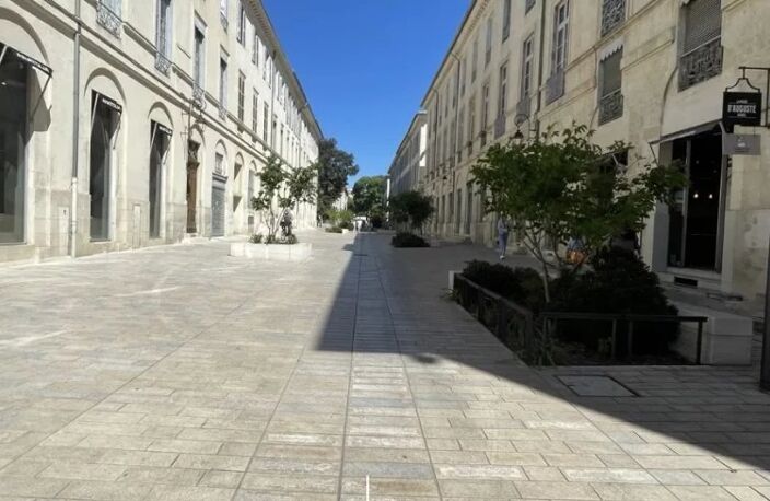 EMPLACEMENT PREMIUM : Nîmes, centre-ville, face à la Maison Carrée, local commercial 90m², possibilité restauration ou autre — photo 4