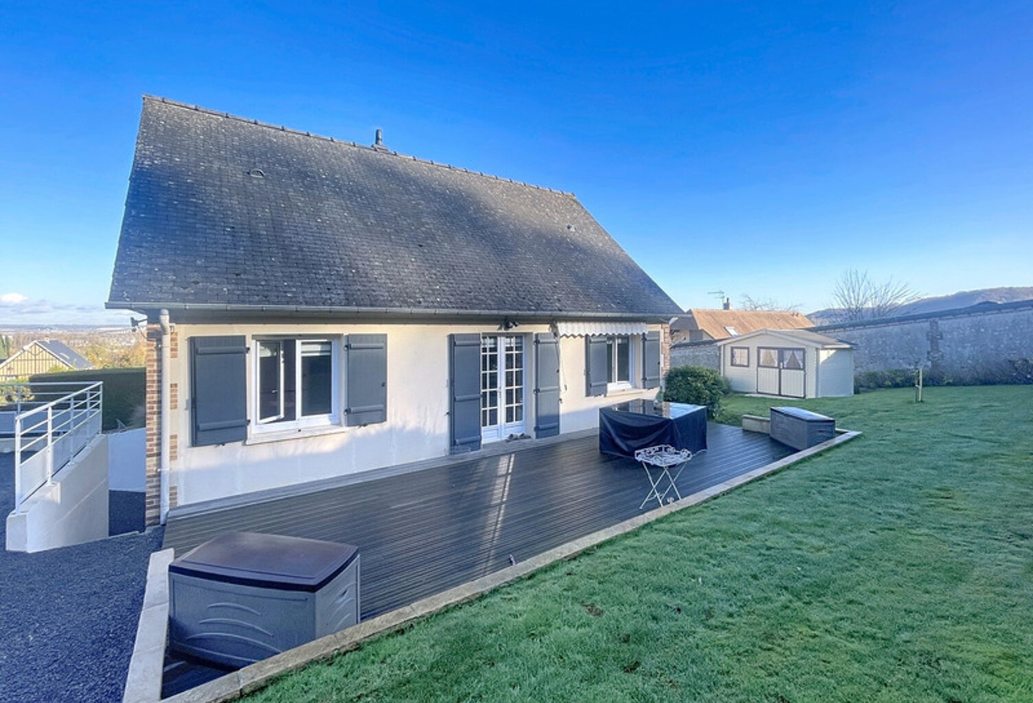 Maison familiale avec sous-sol complet et grand terrain au calme - La Rivière-Saint-Sauveur — photo 1