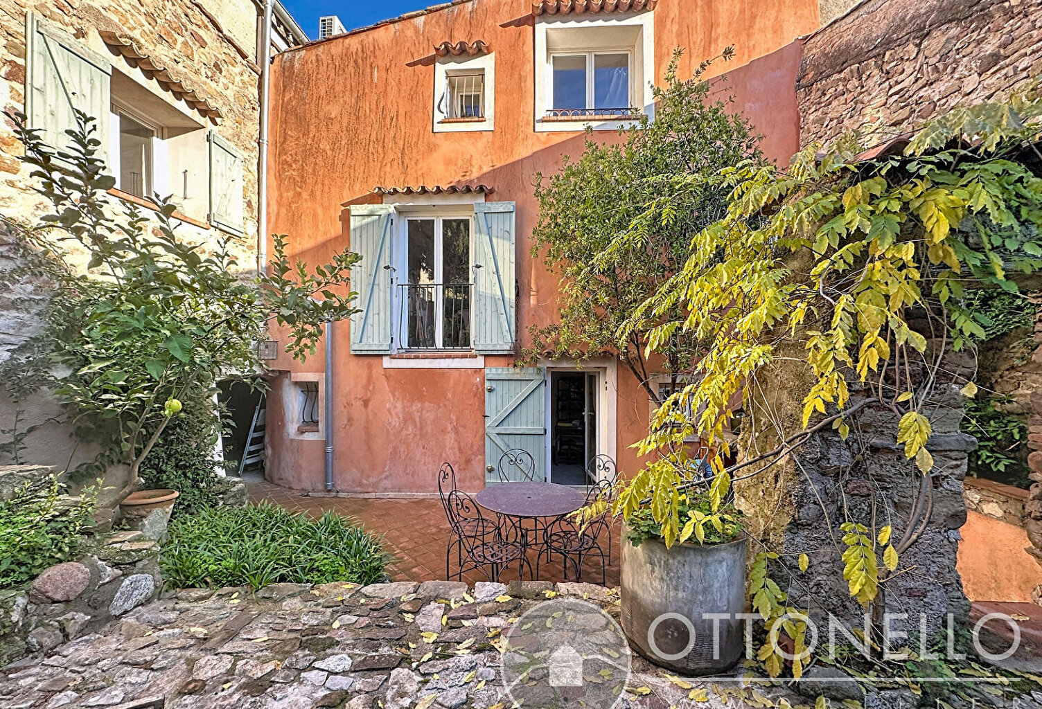 Maison de village 7 pièces de 191 m2 à Roquebrune-sur-Argens avec cour intérieure — photo 1