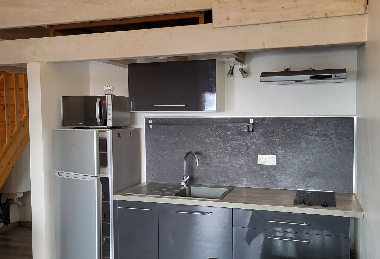 STUDIO MEUBLÉ AVEC UNE MEZZANINE — photo 1