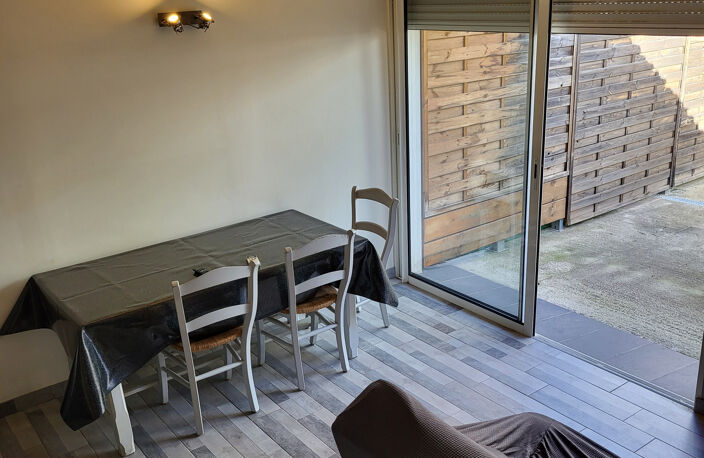 STUDIO MEUBLÉ AVEC UNE MEZZANINE — photo 2