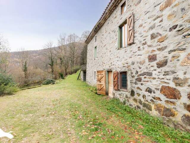 Maison en pierre de 5 pièces principales — photo du bien