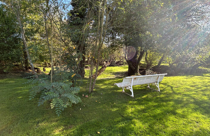 Propriété de charme sur 2 300 m² de terrain arboré sans vis-à-vis offrant calme espace et potentiel exceptionnel CHAMPCEVRAIS (89) — photo 2