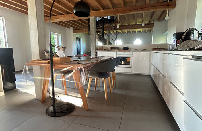 Propriété de charme sur 2 300 m² de terrain arboré sans vis-à-vis offrant calme espace et potentiel exceptionnel CHAMPCEVRAIS (89) — photo 3