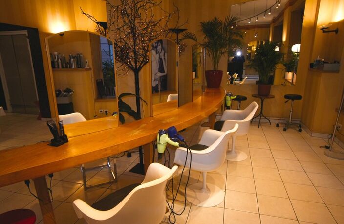 Fonds de commerce à vendre STRASBOURG (67) : Salon de Coiffure HdG - 94 m2 - Coeur de Ville - Piétonnier - Grande Ile — photo 2