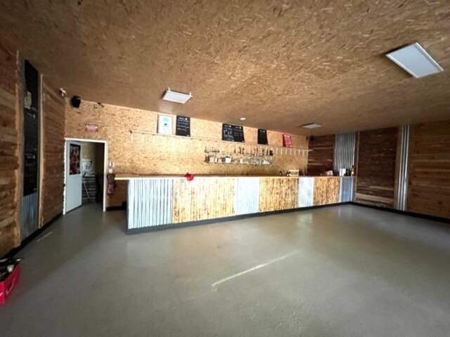 Dpt Charente Maritime (17), à vendre proche de SAINTES Entrepots et Bureaux — photo du bien