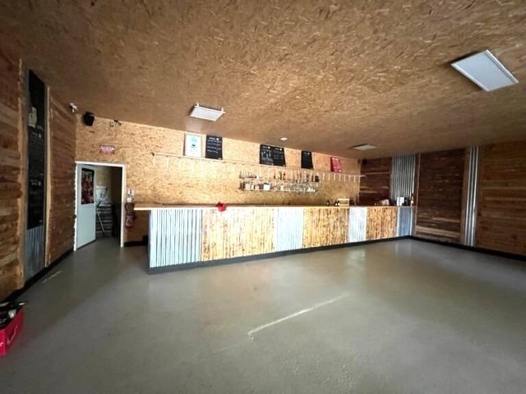 Dpt Charente Maritime (17), à vendre proche de SAINTES Entrepots et Bureaux — photo 1
