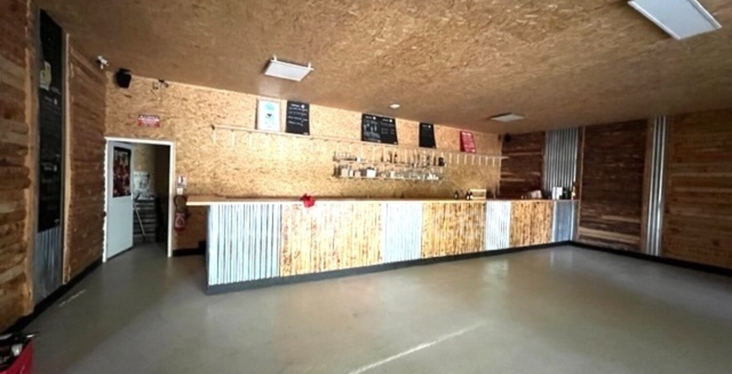 Dpt Charente Maritime (17), à vendre proche de SAINTES Entrepots et Bureaux — photo 1