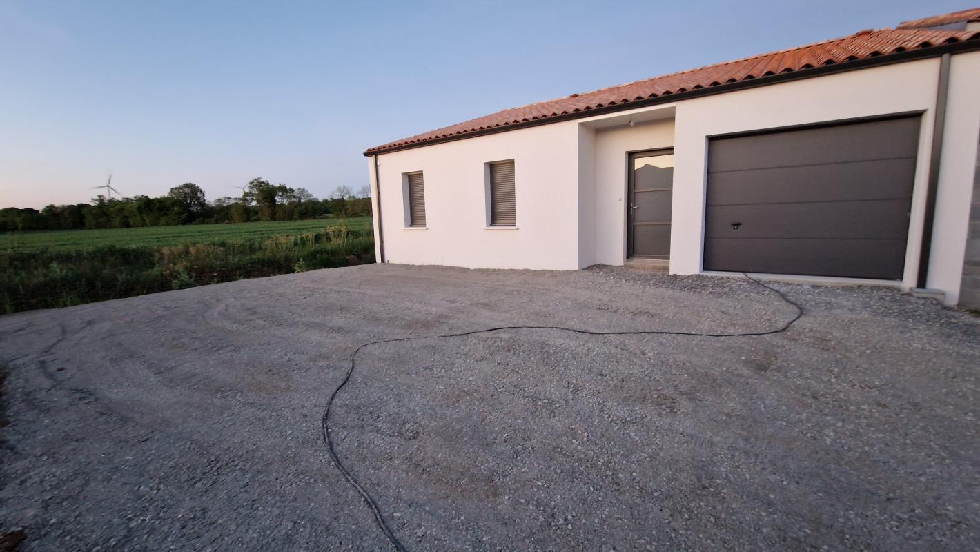 Villa / Maison  T4 à louer Ferrières 17170